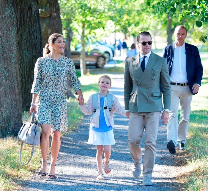 dong phuc di hoc cua gia dinh hoang gia anh 7