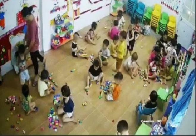 co giao ban day chun vao nguoi tre anh 1