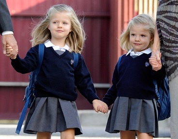 Con chau hoang gia tren the gioi dien dong phuc the nao? hinh anh