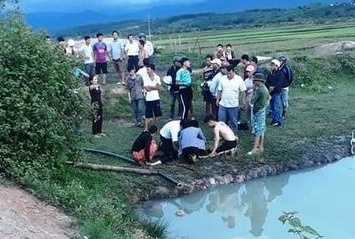 Hai hoc sinh tu vong khi cuu chau be te xuong ho hinh anh