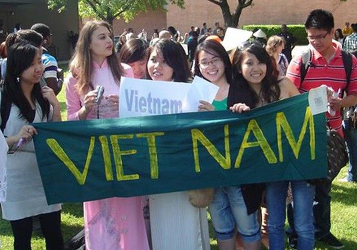 Bo GD&DT se ho tro du hoc sinh Viet bi truc xuat khoi My hinh anh