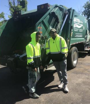 chang trai thu gom rac vao truong Luat Harvard anh 1