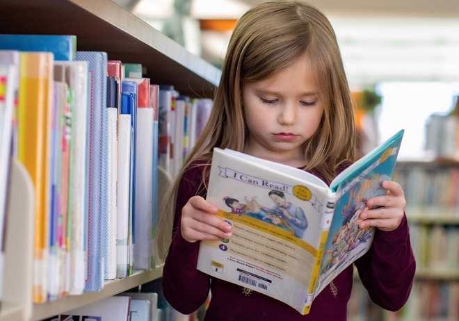 Hay de tre lon len cung trang sach thay vi ep chung doc vo toi va hinh anh