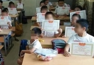 Phat giay khen dai tra va nhung tu duy buon cuoi trong xa hoi hinh anh