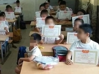 Phat giay khen cho ca lop, nhoi long thay co hinh anh