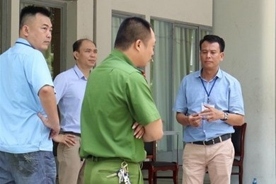 Lien tuc lo, lot de kiem tra: Con voi chui lot lo kim hinh anh