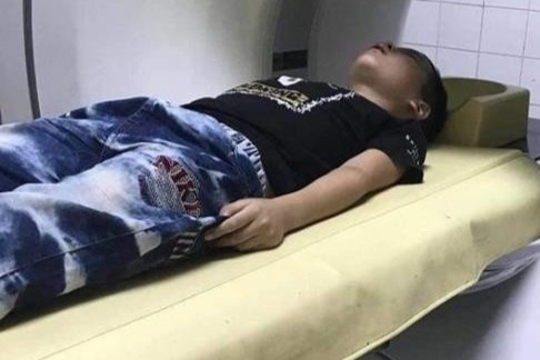 Trich xuat camera vu hoc sinh lop 1 bi bo cua ban hanh hung hinh anh