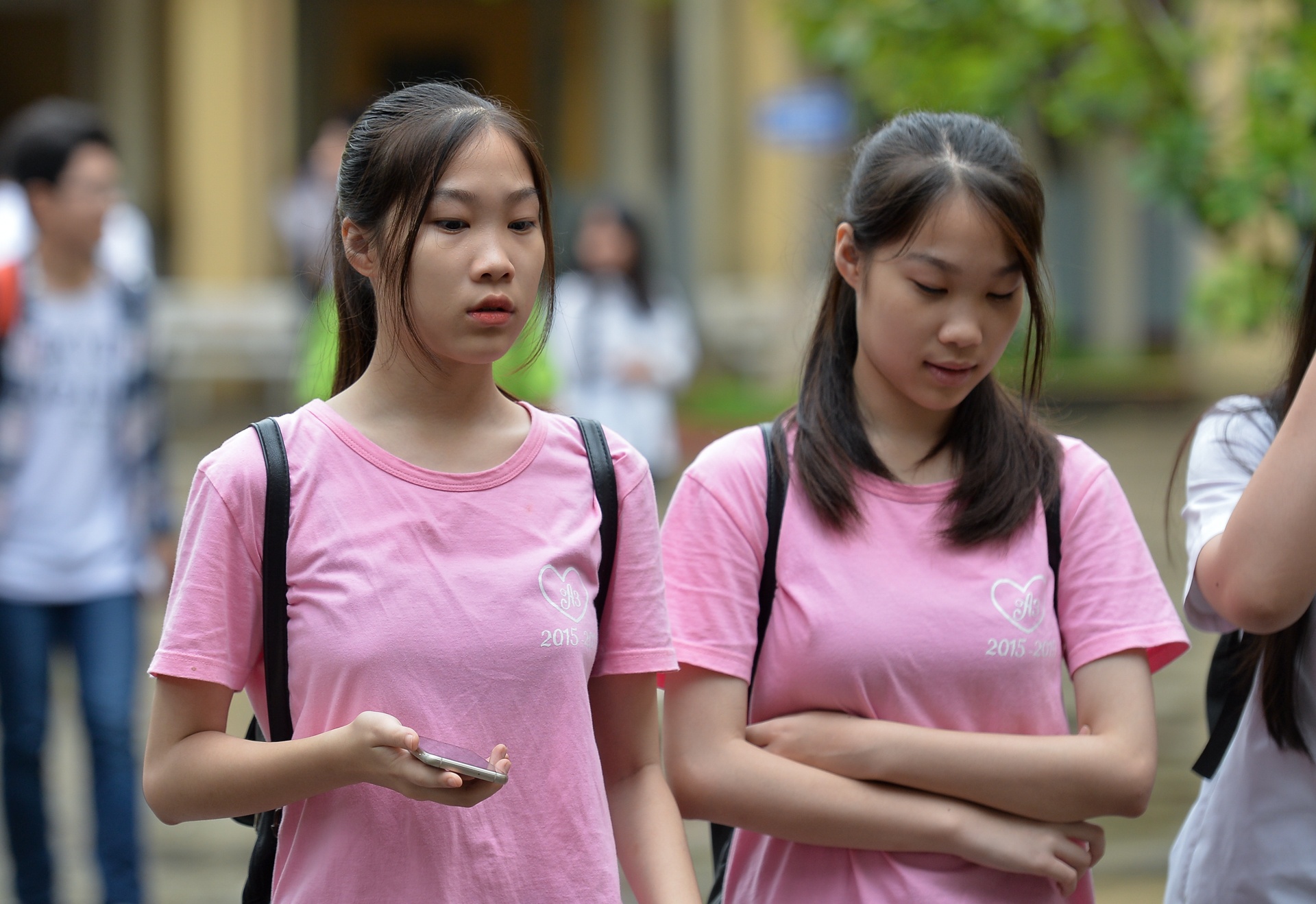 Tranh cai ve de thi so sanh tho voi nhan sac, duc hanh nguoi con gai hinh anh