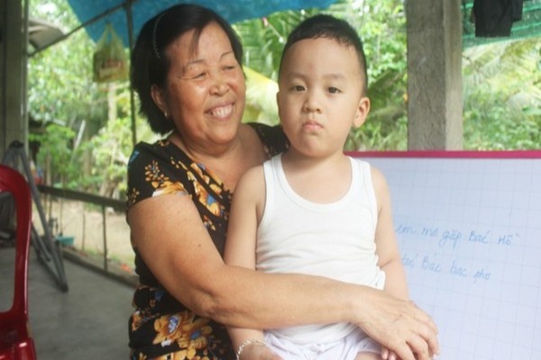 Ky la be trai 2,5 tuoi biet doc tieng Viet va tieng Anh hinh anh