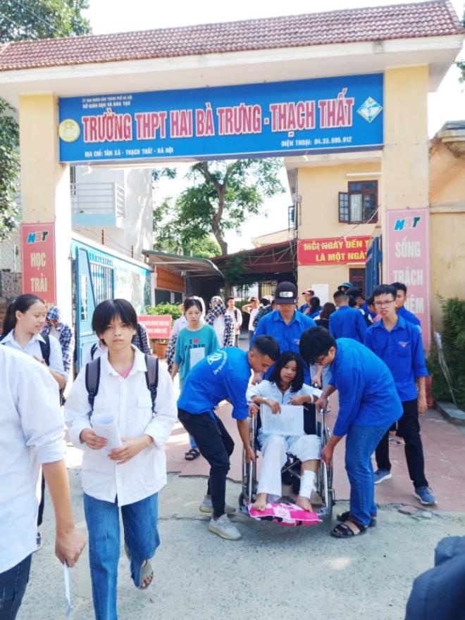 sĩ tử ngồi xe lăn ảnh 1 si tu ngoi xe lan anh 1