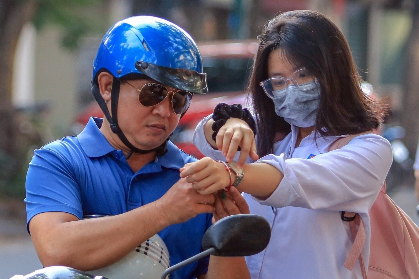 Phu huynh hua thuong xe may, dien thoai cho con neu do lop 10 hinh anh