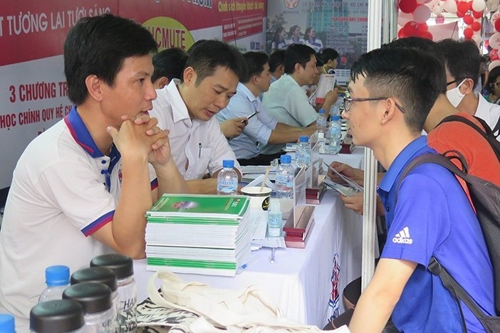 Thi sinh chuong nganh viec nhe, luong cao hinh anh