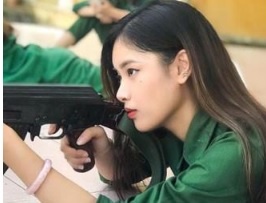 Trai xinh gai dep truong Kinh te Quoc dan trong mau ao quan su hinh anh