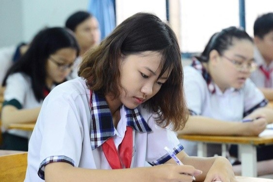 Bang tong ket 10 phay, giao vien chieu phu huynh la hai hoc sinh hinh anh