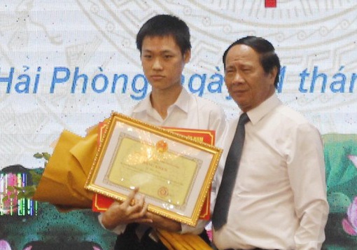 Hai Phong thuong 500 trieu cho hoc sinh gianh huy chuong vang Olympic hinh anh