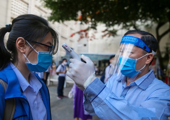 Ban khoan viec to chuc thi tot nghiep THPT giua mua dich hinh anh