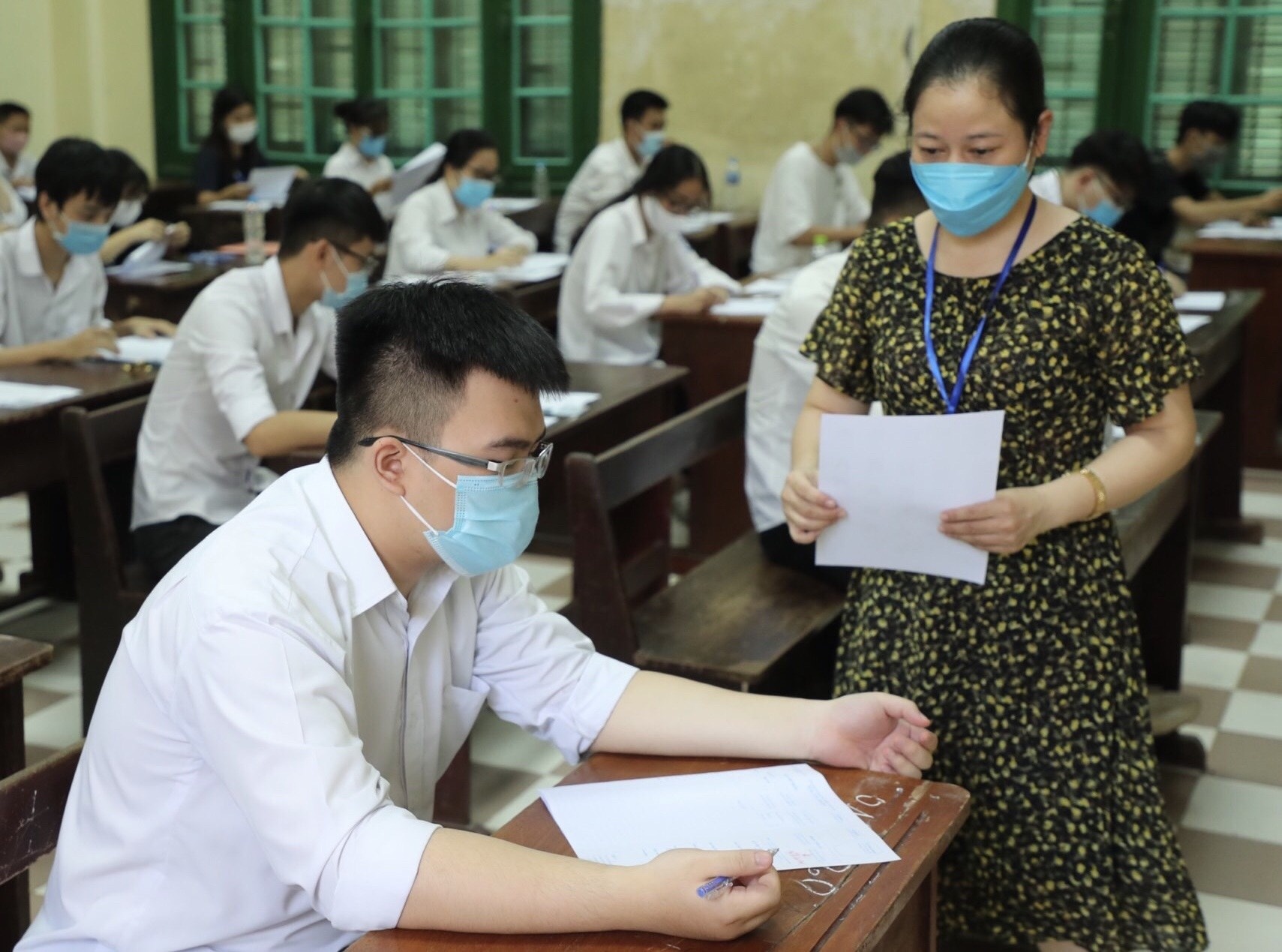 Chu tich Ha Noi de nghi xet nghiem lai PCR cho 3 thi sinh hinh anh