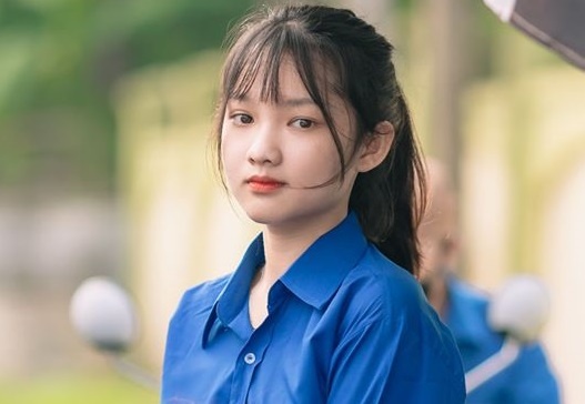 Nu sinh lop 11 nhan nhieu loi khen khi tiep suc mua thi hinh anh