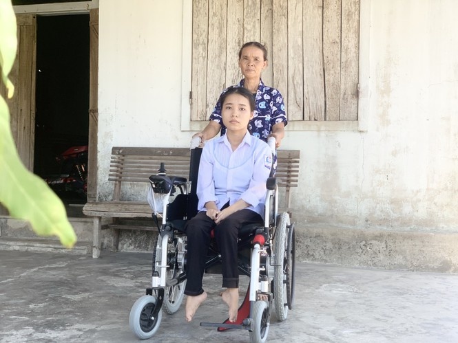 12 năm đi học bằng đôi chân mẹ ảnh 1 12 nam di hoc bang doi chan me anh 1