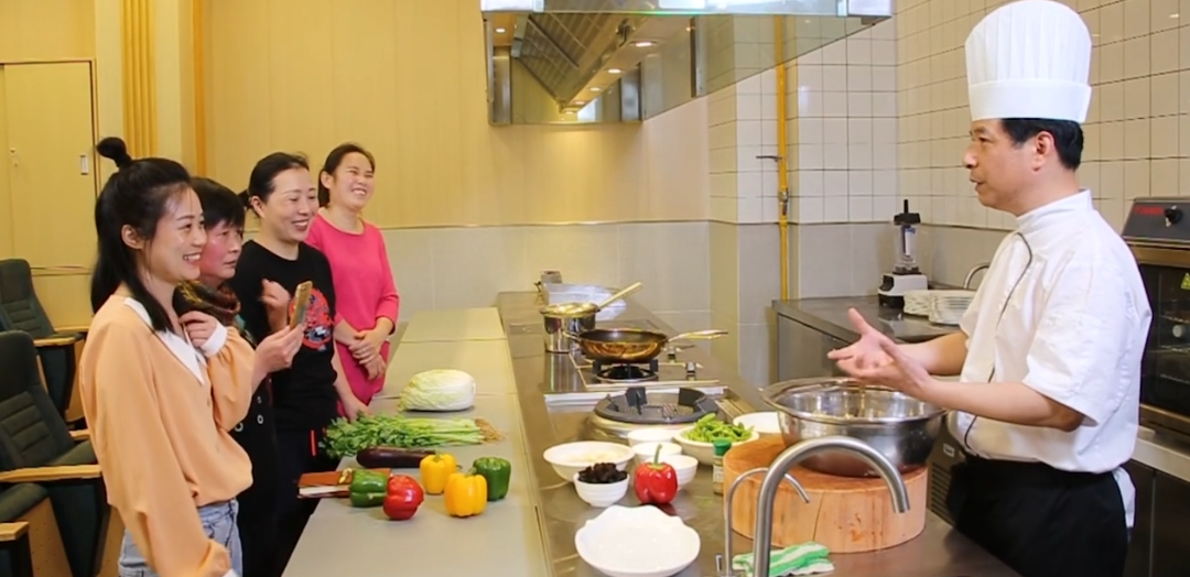 mo nganh dao tao noi tro anh 1