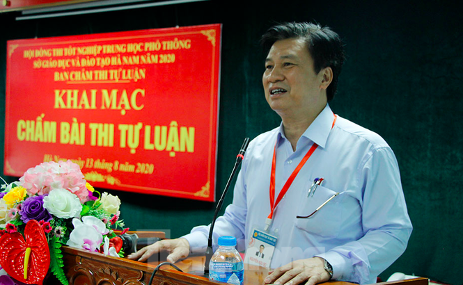 Thu truong Bo GD&DT luu y Ha Nam cham thi anh 2