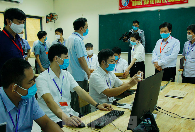 Thu truong Bo GD&DT luu y Ha Nam cham thi anh 1