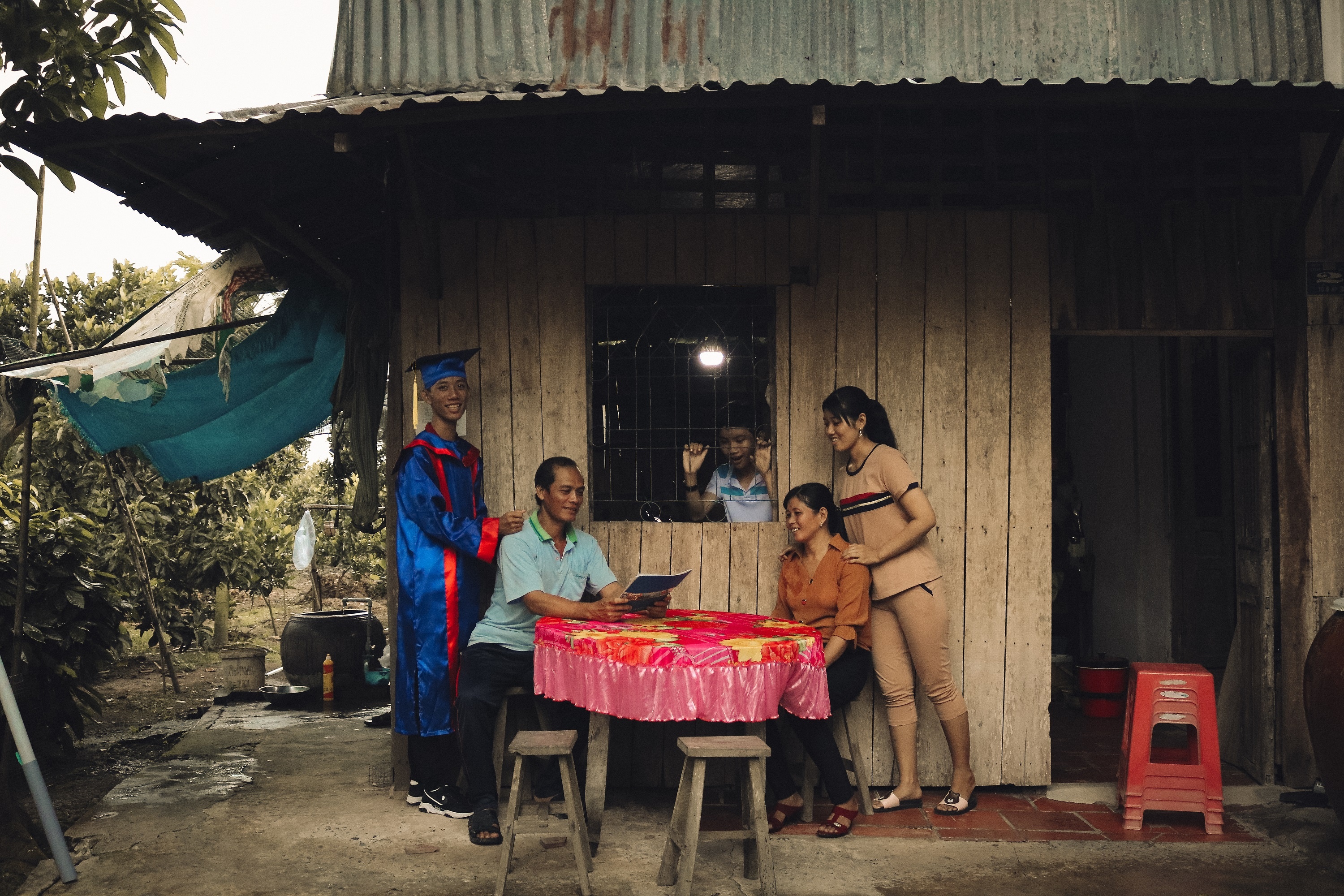 Hoc sinh Tien Giang chup anh ky yeu cung gia dinh anh 5