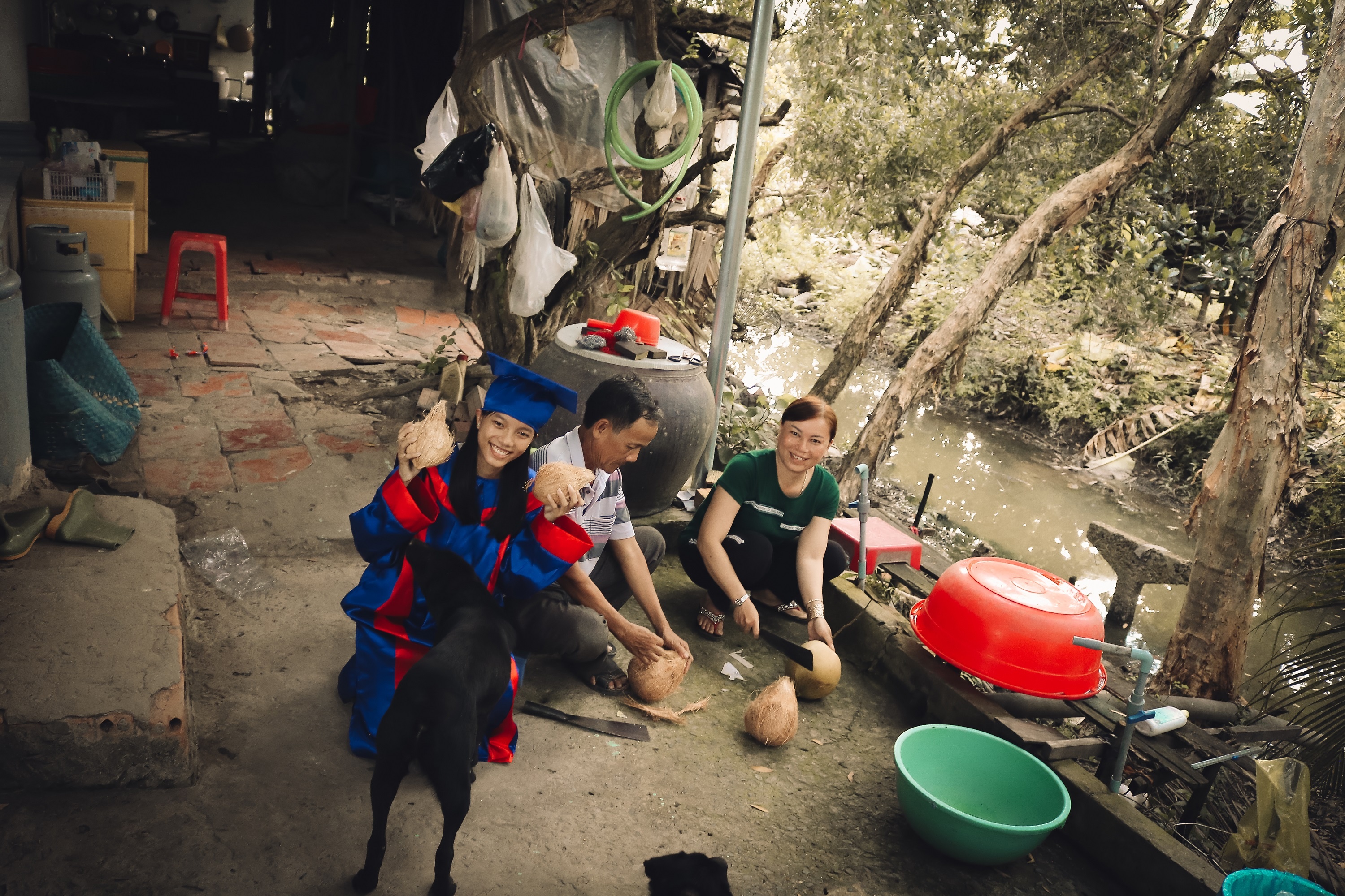 Hoc sinh Tien Giang chup anh ky yeu cung gia dinh anh 4