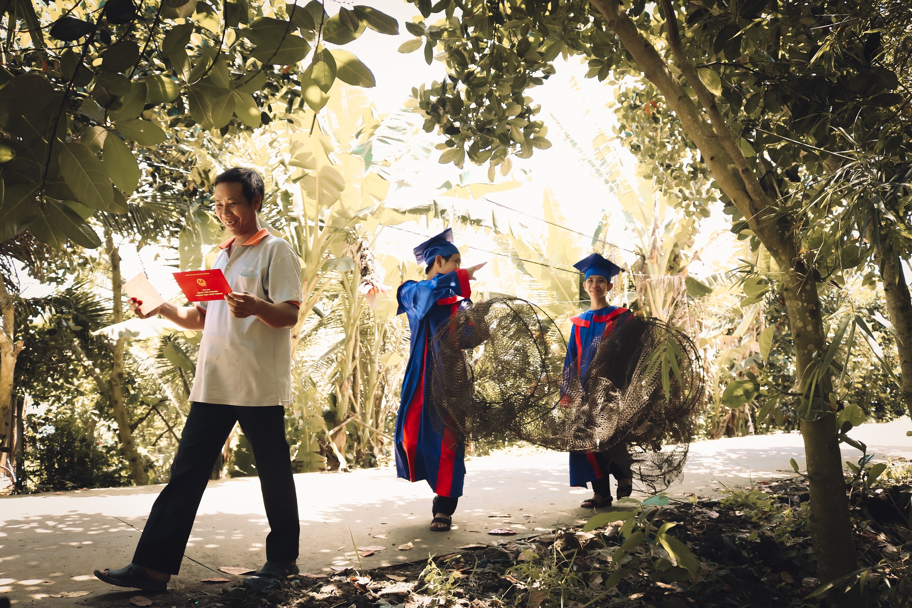 Hoc sinh Tien Giang chup anh ky yeu cung gia dinh anh 2