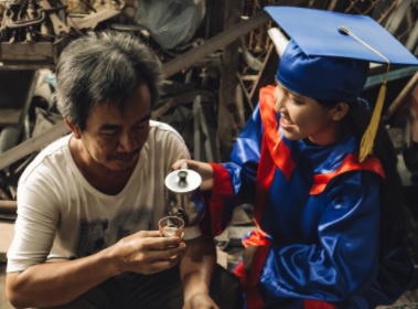 Chup anh ky yeu 0 dong voi bo sua xe, me ban hang hinh anh