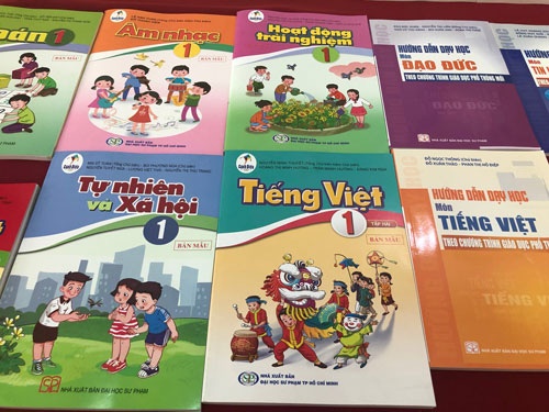 Sach giao khoa lop 1 moi da ve cac truong hinh anh