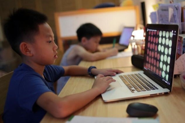 Trong dich Covid-19, co can thiet cho tre hoc online tu thang 8? hinh anh