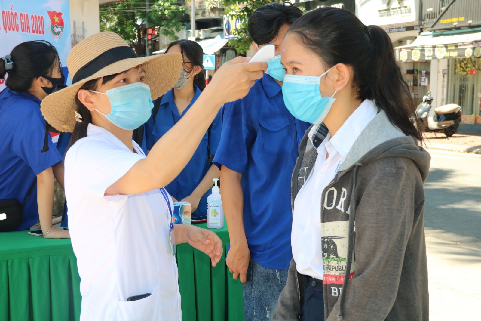 hoan thanh cham thi tu luan tot nghiep THPT anh 2