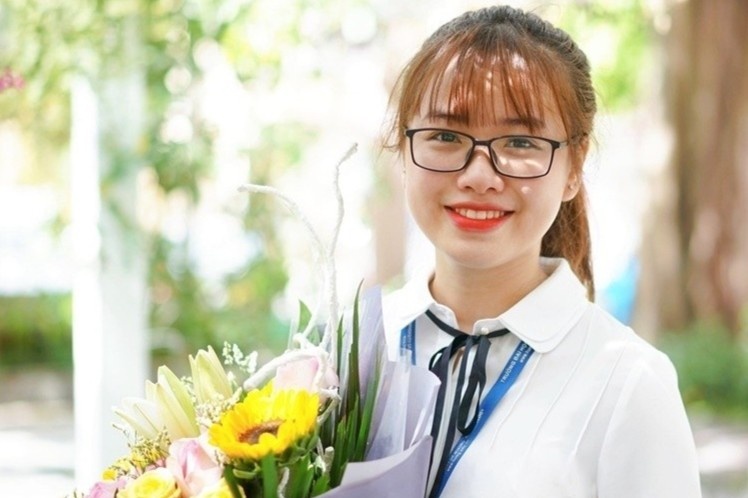 Nu thu khoa cua Dai hoc Mo - Dia chat hinh anh