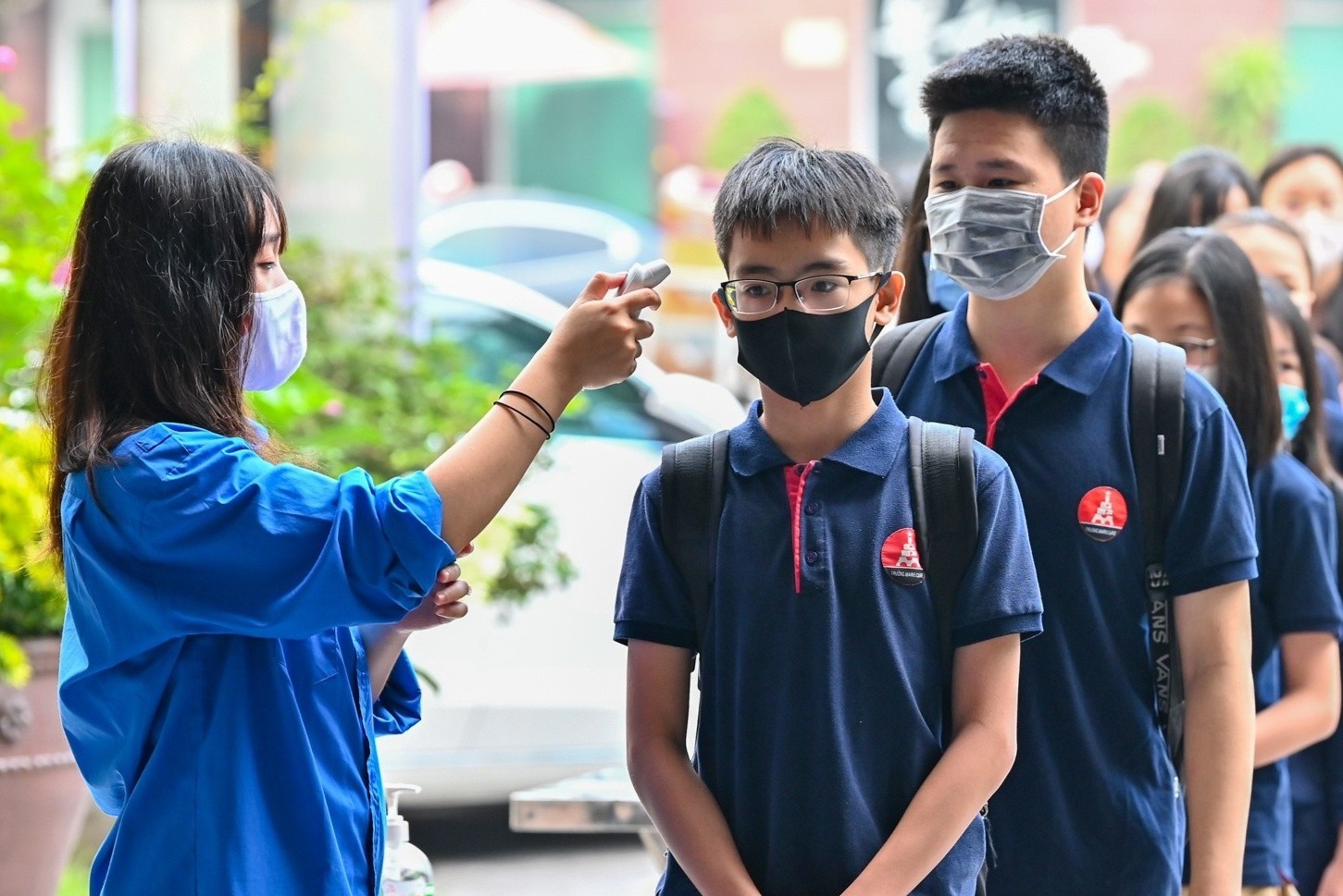Hoc sinh Ha Noi phai deo khau trang trong lop hinh anh