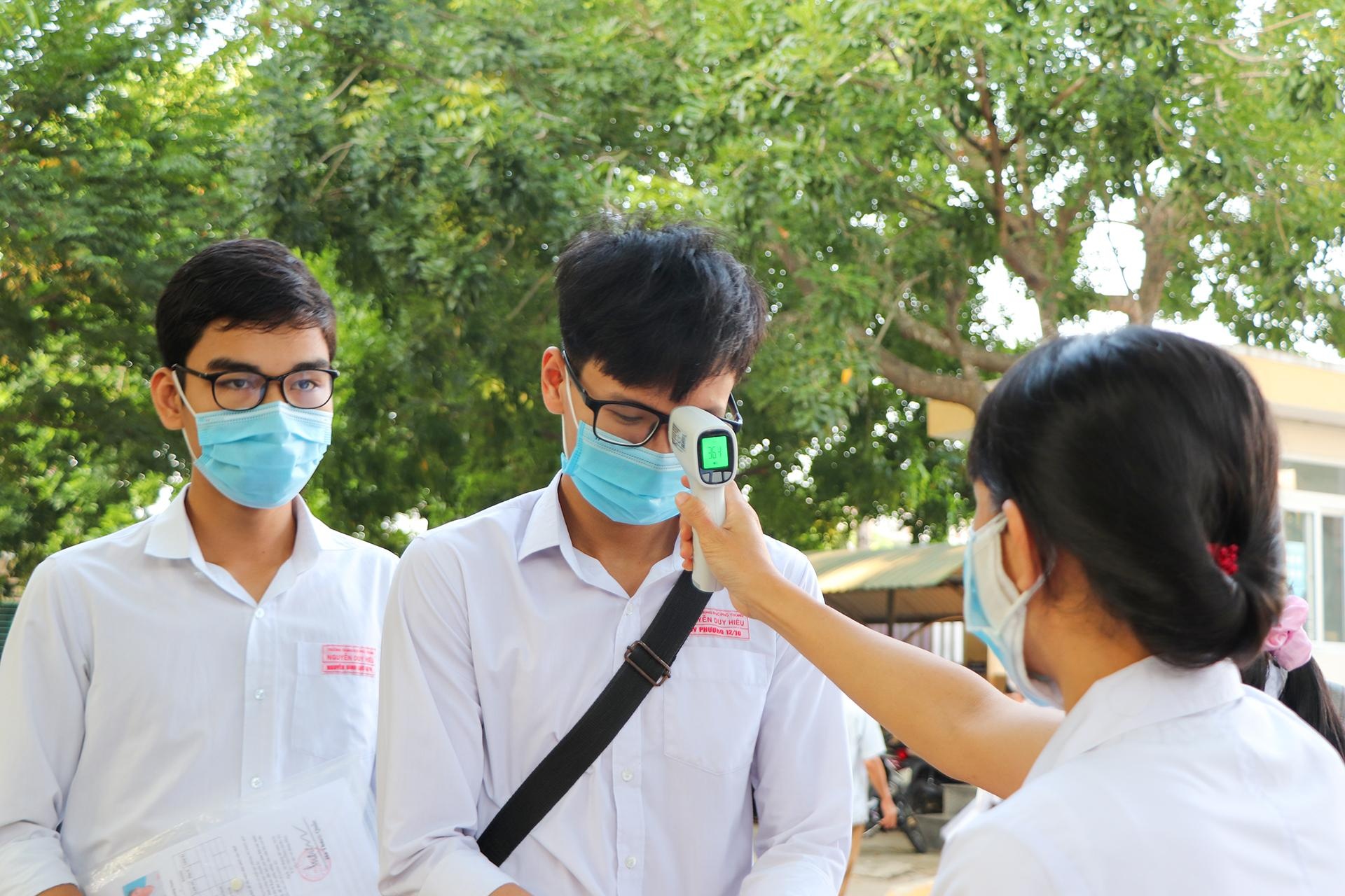 Hon 26.000 thi sinh buoc vao ky thi tot nghiep THPT dot 2 hinh anh