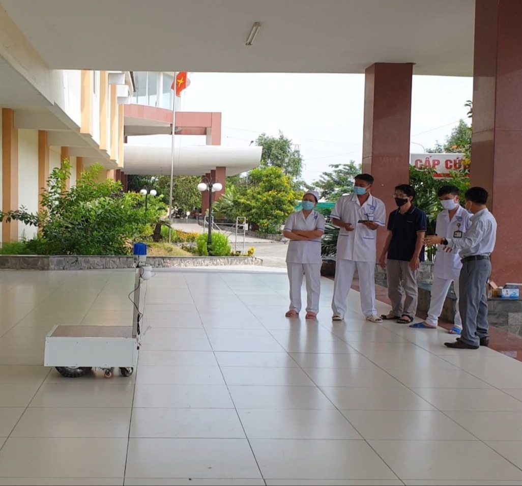 Thầy giáo trẻ chế tạo robot ảnh 1 Thay giao tre che tao robot anh 1