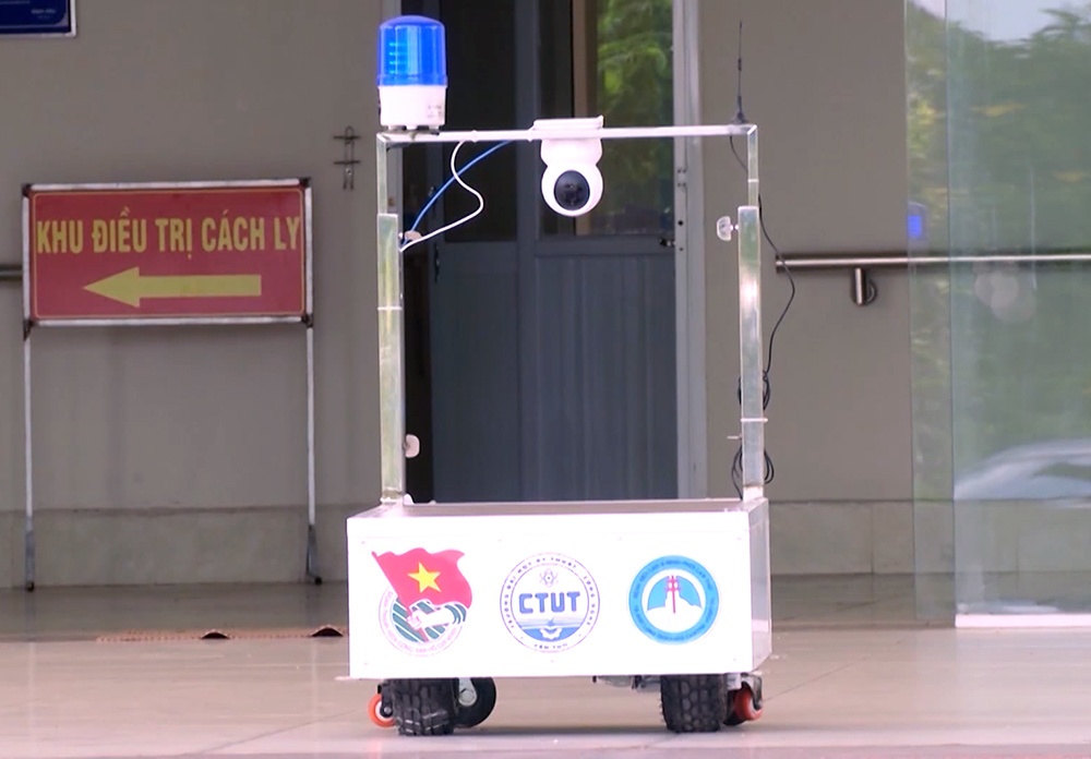 Thầy giáo trẻ chế tạo robot ảnh 3 Thay giao tre che tao robot anh 3