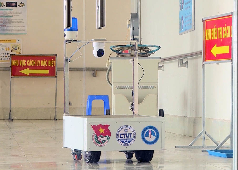 Thầy giáo trẻ chế tạo robot ảnh 4 Thay giao tre che tao robot anh 4