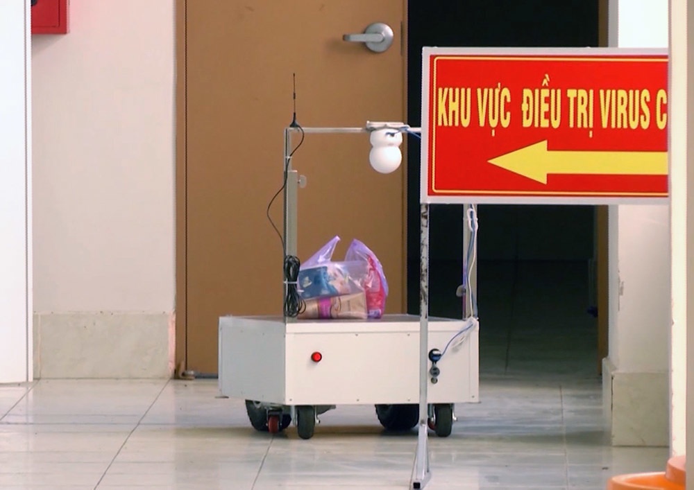 Thầy giáo trẻ chế tạo robot ảnh 5 Thay giao tre che tao robot anh 5