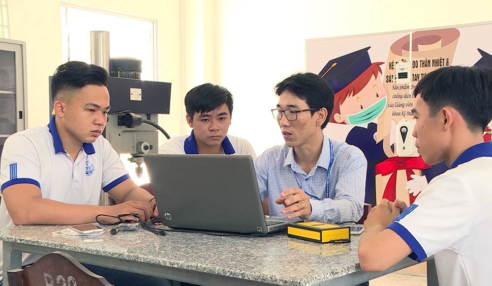 Thầy giáo trẻ chế tạo robot ảnh 8 Thay giao tre che tao robot anh 8