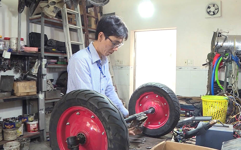 Thầy giáo trẻ chế tạo robot ảnh 7 Thay giao tre che tao robot anh 7