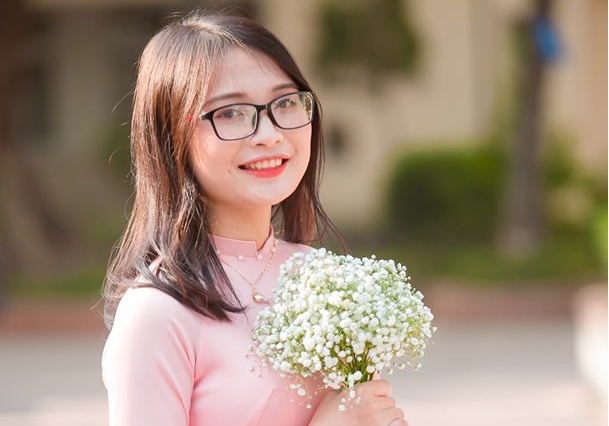 Nu thu khoa mo uoc thanh giang vien hinh anh