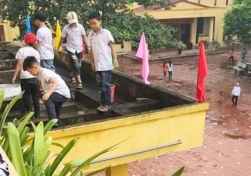Giao vien yeu cau hoc sinh ra ban cong tang 2 nhat rac hinh anh