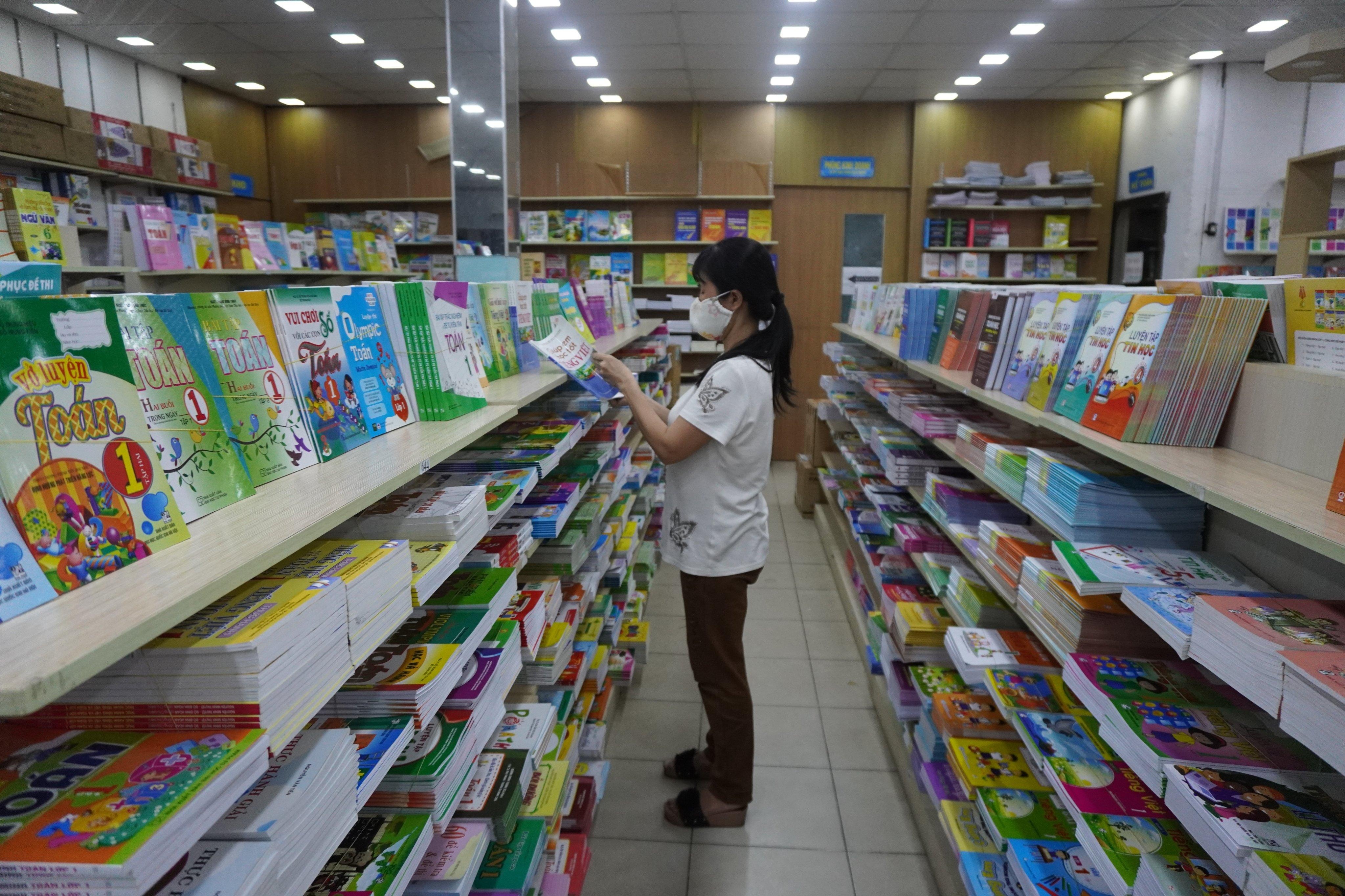 Hiệu trưởng nhập nhèm sách giáo khoa ảnh 2 Hieu truong nhap nhem sach giao khoa anh 2