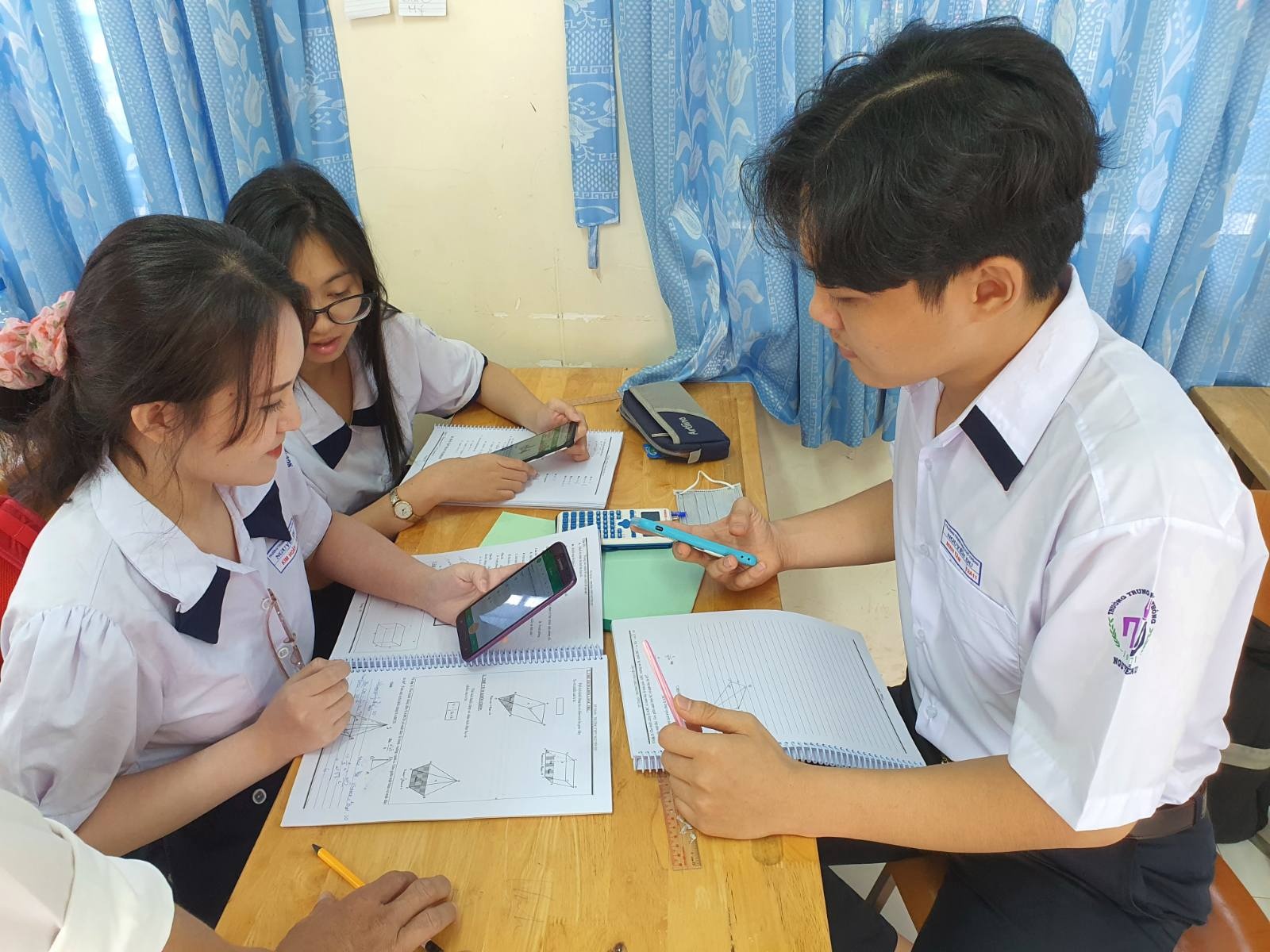 Tranh luan viec cho phep hoc sinh dung dien thoai trong lop hinh anh