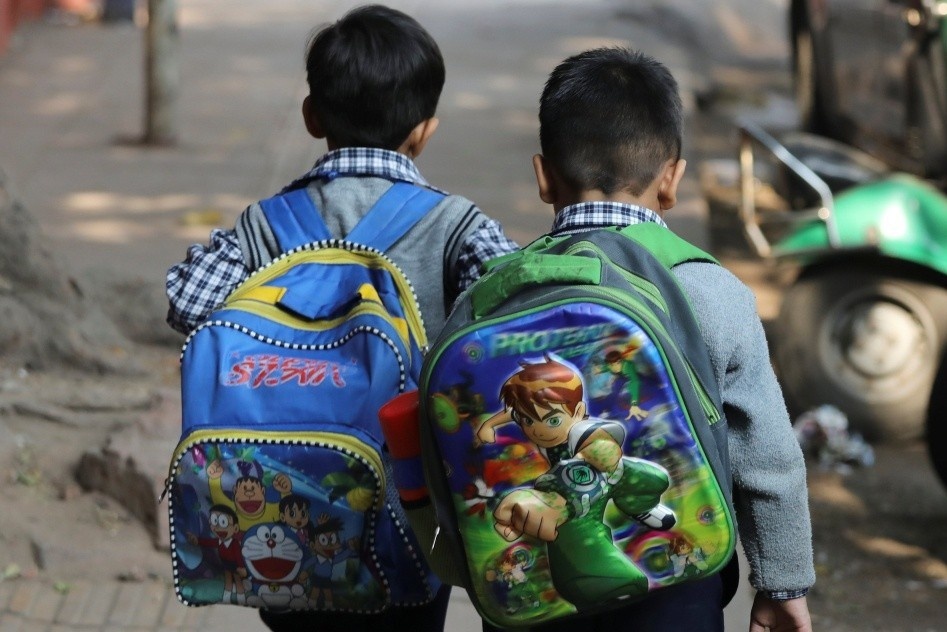 Giam tai cap sach tren lung tre hinh anh