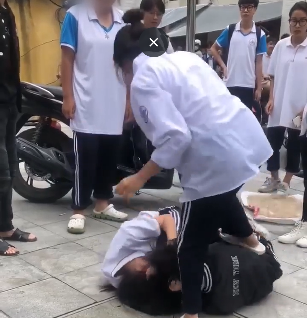 Nu sinh lop 10 danh nhau anh 1