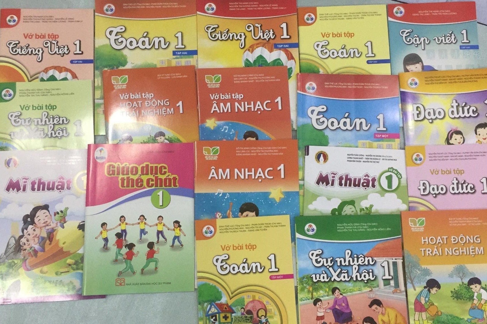 Phu huynh be tac khi day con hoc Tieng Viet lop 1 hinh anh