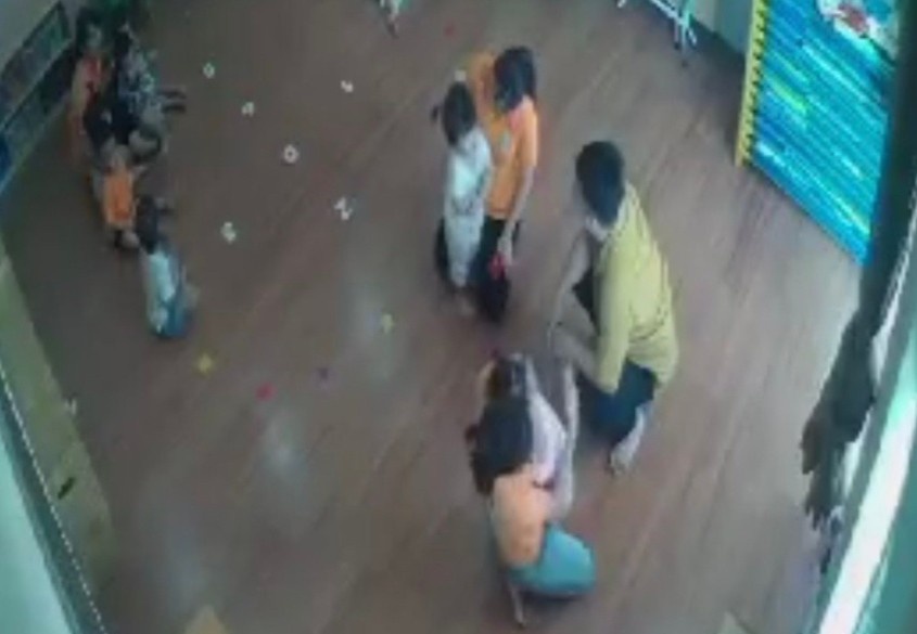 Bo GD&DT de nghi xu ly nghiem vu phu huynh danh tre 2 tuoi hinh anh